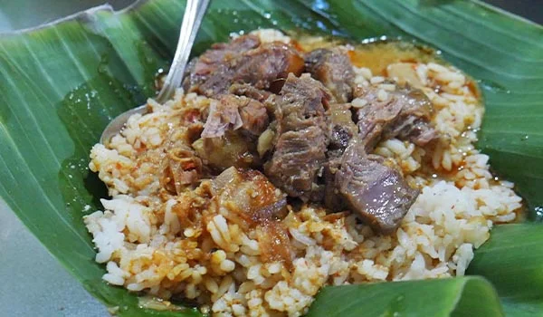 Menikmati Kelezatan Nasi Gandul Khas Pati di Jantung Kota Demak